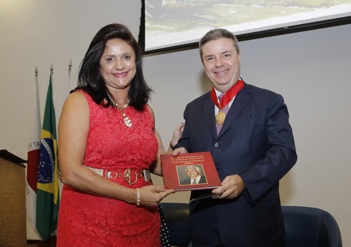 Entrega da medalha Paulo Neves de Carvalho ao Professor Antônio Augusto Anastasia na Escola de Governo em 12/02/2014