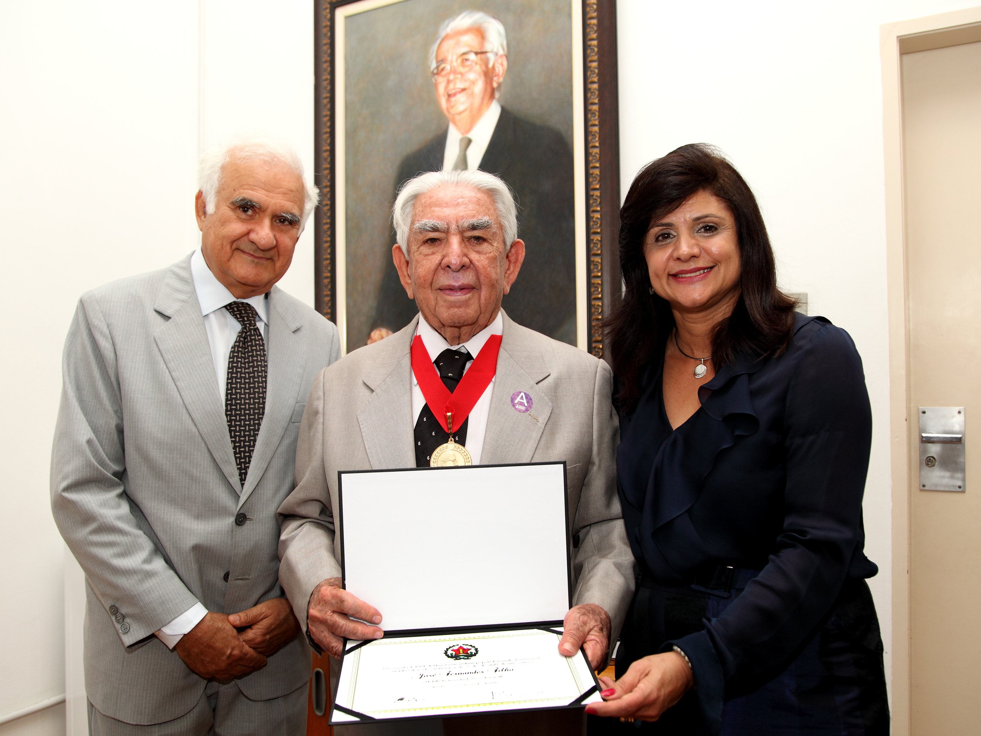Entrega da medalha Paulo Neves de Carvalho a José Fernandes Filho na Escola de Governo da Fundação João Pinheiro em 19/09/2013