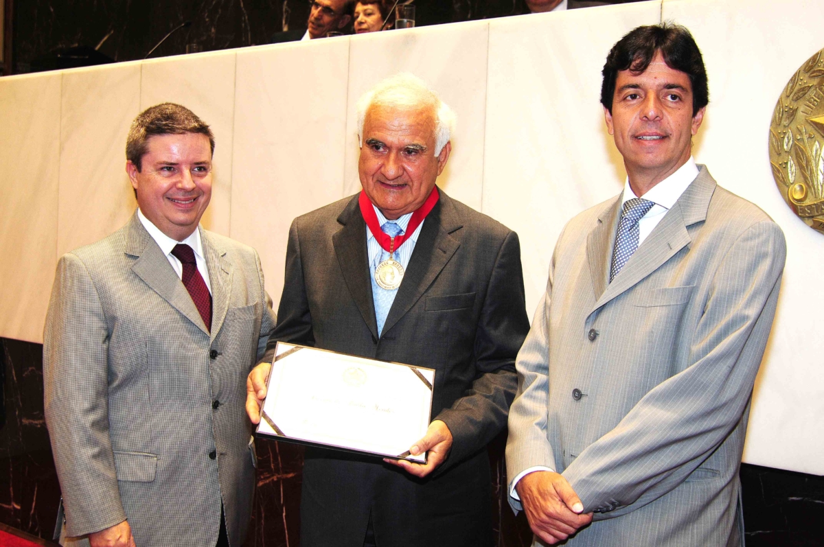 Entrega de medalha Paulo Neves de Carvalho na Assembléia legislativa à Vicente de Paula Mendes em Comemoração aos 20 anos da Escola de Governo em 20/09/2012